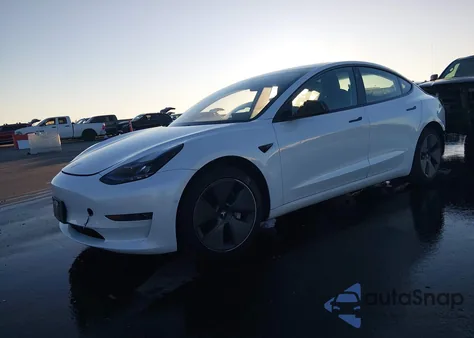 2021 Tesla Model 3 Standard Range Plus Rear-Wheel Drive z USA, uszkodzony, nr VIN 5YJ3E1EA4MF915771